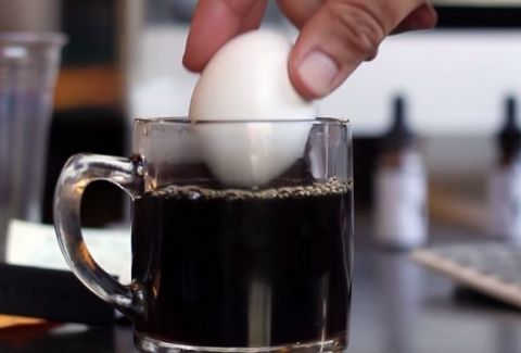 Βίντεο: Τί θα συμβεί αν βουτήξετε ένα αυγό σε μία κούπα καφέ!