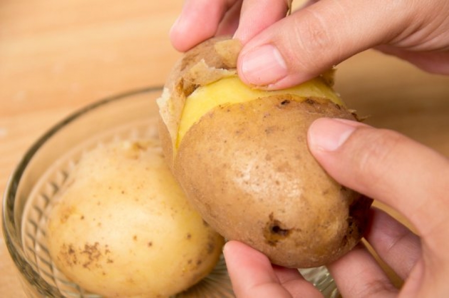 Μην πετάτε τις φλούδες από τις πατάτες που καθαρίζετε – Δείτε γιατί