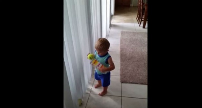 Πολύ γέλιο: Αυτός ο μπόμπιρας προσπαθεί να μαζέψει τα μπαλάκια του τένις αλλά…. [βίντεο]