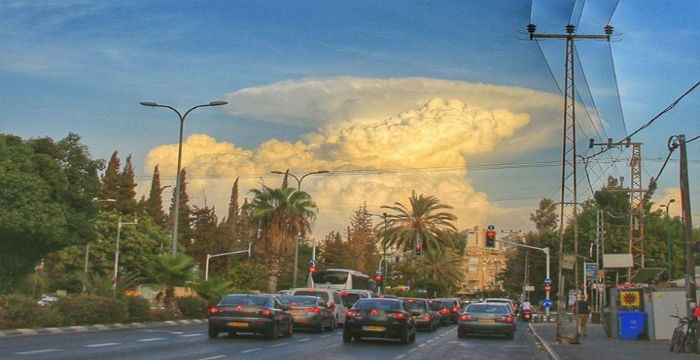 «Αποκαλυπτικό σύννεφο» που μοιάζει με μανιτάρι πυρηνικής έκρηξης στο Τελ Αβίβ [φωτό]