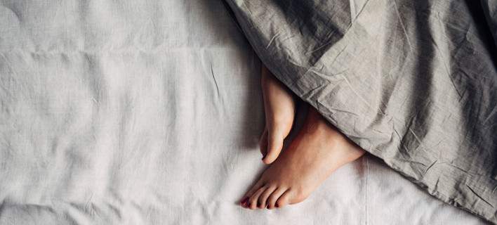10 πράγματα που συμβαίνουν όταν κοιμάσαι για πρώτη φορά δίπλα σε κάποιον
