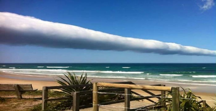 Περίεργο και ασυνήθιστο σύννεφο εμφανίστηκε στον ουρανό πάνω από τη Νότια Ουαλία [φωτό,βίντεο]