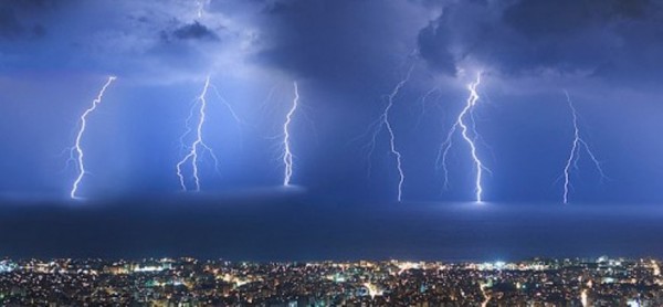 «Σκοτείνιασε» η Αττική- Βροχές και καταιγίδες σε όλη τη χώρα το Σαββατοκύριακο