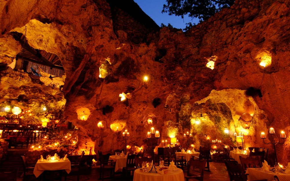 2555660-R3L8T8D-1000-ali-barbours-cave-restaurant