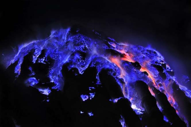Μυστήριο γύρω από το απόκοσμο ηφαίστειο που εκτοξεύει μπλε λάβα [βίντεο]