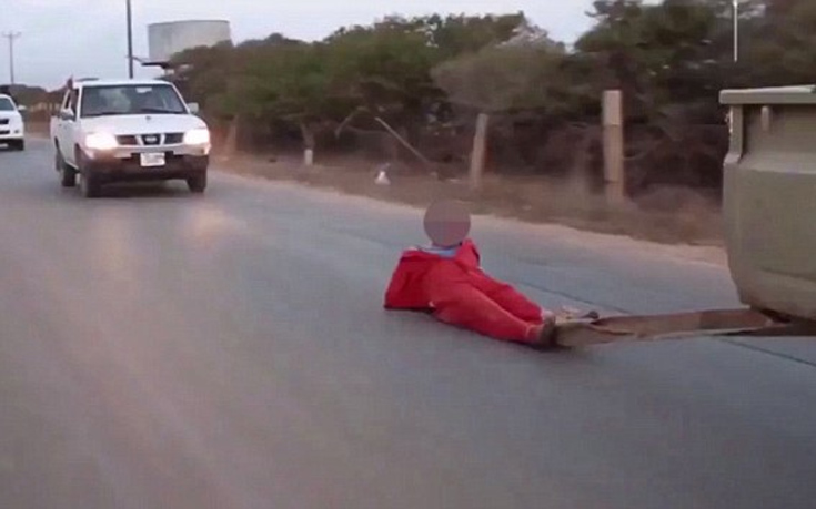 Κτηνωδία χωρίς τέλος: Το ISIS σκότωσε κρατούμενο σέρνοντάς τον πίσω από αυτοκίνητο (φωτό & βίντεο)