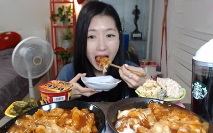 Κι όμως, αυτή η γυναίκα βγάζει 4.000 δολάρια την εβδομάδα τρώγοντας… (φωτό & βίντεο)