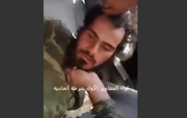 Ιρακινοί πιάνουν στα χέρια τους Τούρκο τζιχαντιστή… και τον τρελαίνουν στις φάπες! (βίντεο)