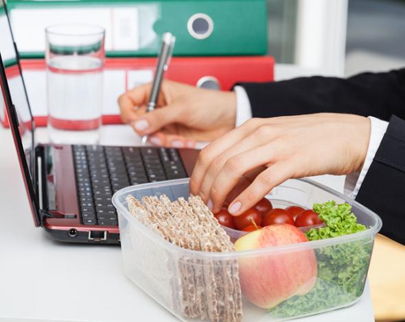 Οι 15 τρόποι να χάσετε βάρος… στο γραφείο!