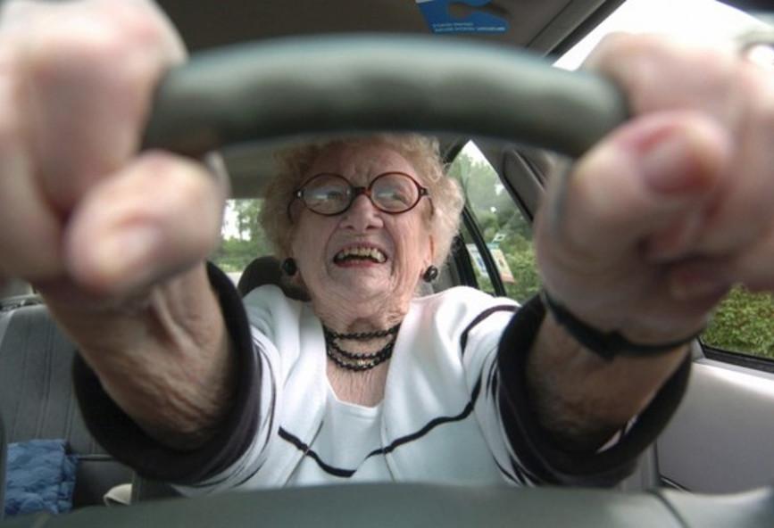 Δείτε πως φεύγει ηλικιωμένη οδηγός από βενζινάδικο! (βίντεο)