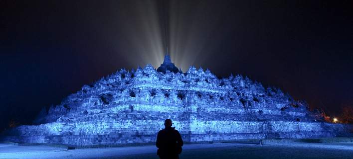Ιστορικά μνημεία του κόσμου «έγιναν» μπλε… ως ένδειξη ειρήνης και ενότητας (φωτό)
