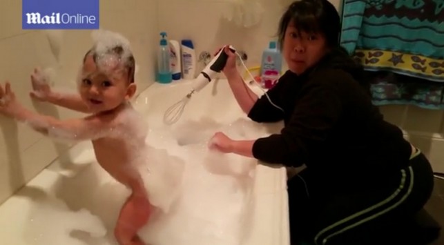 Δεν φαντάζεστε τι κάνει αυτός ο μπόμπιρας την ώρα του μπάνιου! (βίντεο)