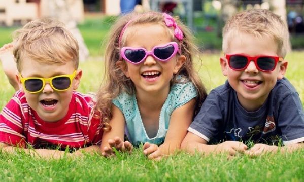 Οι ειδικοί συμβουλεύουν τα παιδιά να φορούν γυαλιά ηλίου ακόμη και το χειμώνα