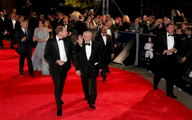 Ο σκηνοθέτης Sam Mendes, με την δούκισσα του Κέιμπριτζ Κέιτ, τον Πρίγκιπα William και δούκα του Κέιμπριτζ, τον πρίγκιπα  Harry and τον παραγωγό της ταινίας Michael G. Wilson 
