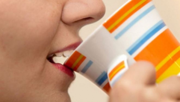 Τί να κάνετε στο τσάι για να μην αφήνει λεκέδες στα δόντια σας