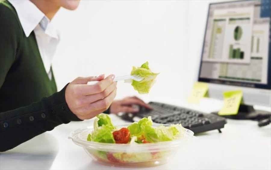 Φαγητό στο γραφείο: Μυστικά για να μην παχαίνουμε