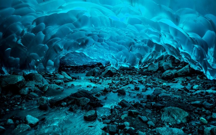 Οι παγωμένες σπηλιές της Αλάσκα – Μοναδικό τοπίο της φύσης που απειλείται με εξαφάνιση [φωτό, βίντεο]