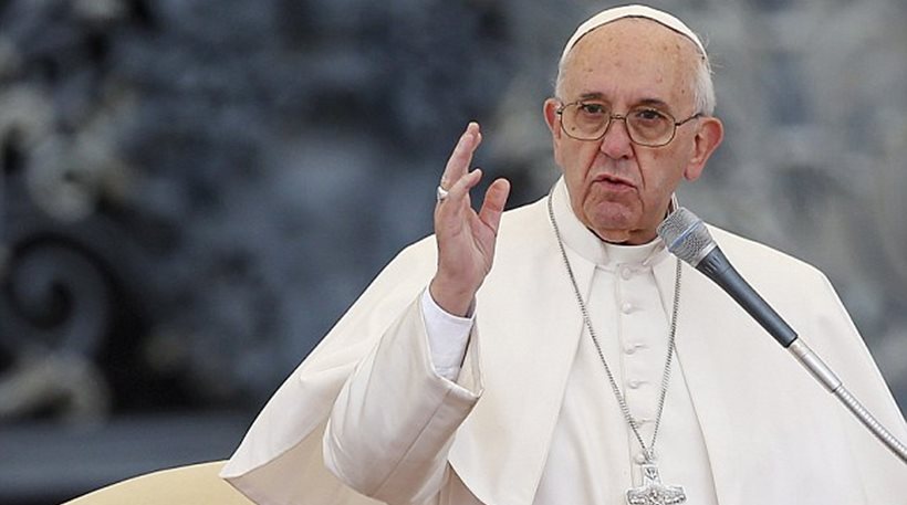 Ο Πάπας Φραγκίσκος σκόνταψε στα σκαλιά ενός ναού για δεύτερη φορά μέσα σε λίγες μέρες