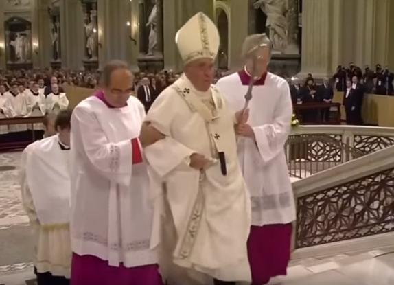 Νέο ατύχημα για τον Πάπα στις σκάλες (βίντεο)