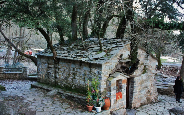 Το εκκλησάκι της Ελλάδας με τα 17 πλατάνια στη στέγη του [φωτο]
