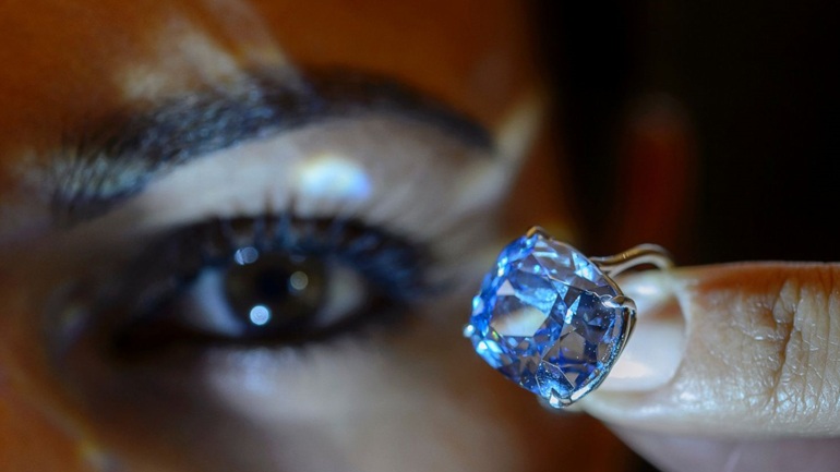Μεγάλο μπλε διαμάντι πωλήθηκε για 48,5 εκατ. δολάρια