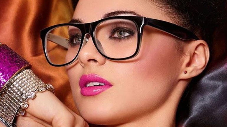 10 make up tips για γυναίκες που φοράνε γυαλιά οράσεως