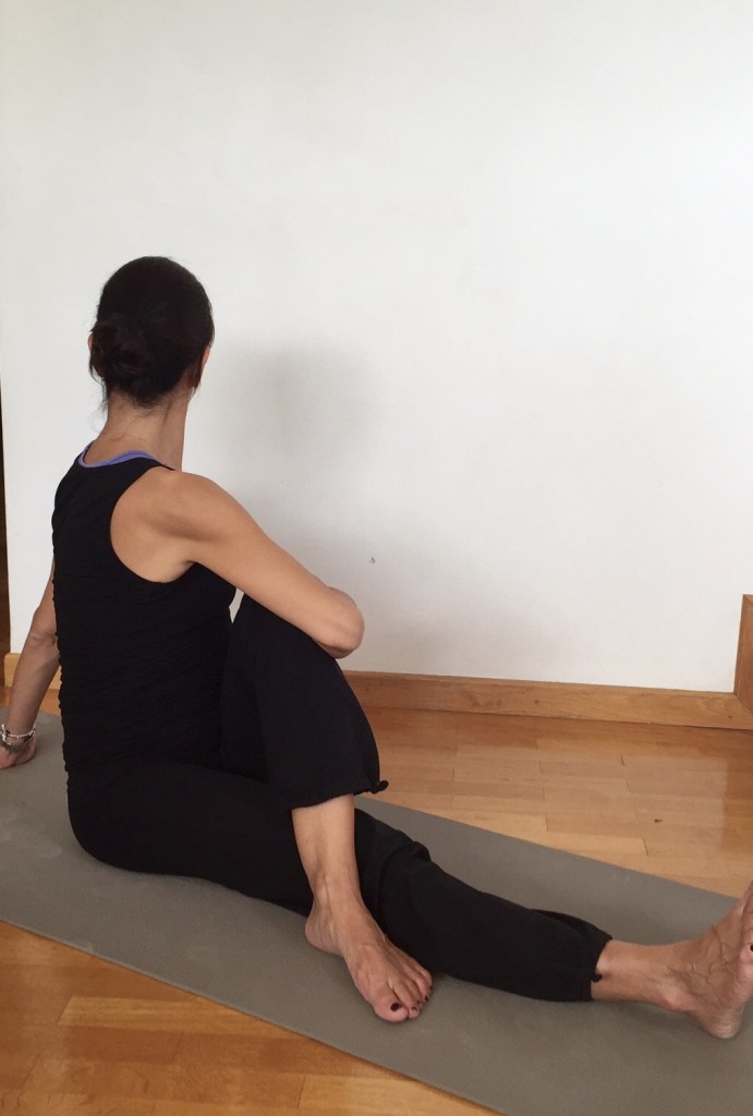 Η άσκηση της εβδομάδας #58: Stretching, για την πλάτη-στροφή της σπονδυλική στήλης [φωτό]