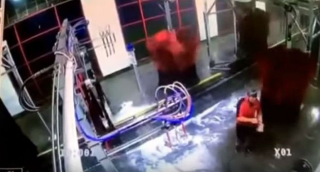 Ξεκαρδιστικό: Υπάλληλος κολλάει στην βούρτσα του πλυντηρίου αυτοκινήτων… και κάνει σβούρες! (βίντεο)