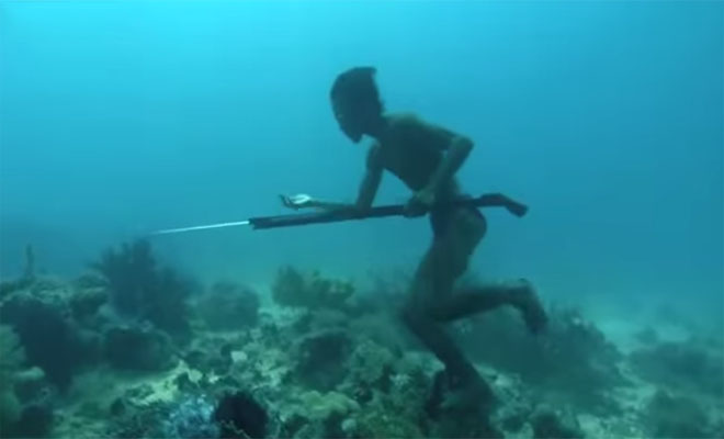 Δείτε πως ψαρεύει αυτός ο άντρας και θα μείνετε έκπληκτοι (βίντεο)