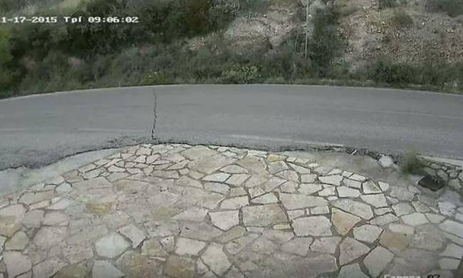 Η στιγμή που δρόμος σκίζεται στη μέση από τον ισχυρό σεισμό στη Λευκάδα [βίντεο]