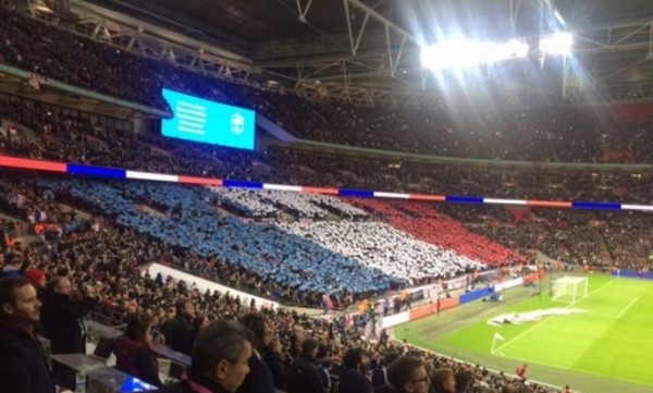 Γουέμπλεϊ: Χιλιάδες Άγγλοι τραγούδησαν τον γαλλικό ύμνο! [βίντεο]
