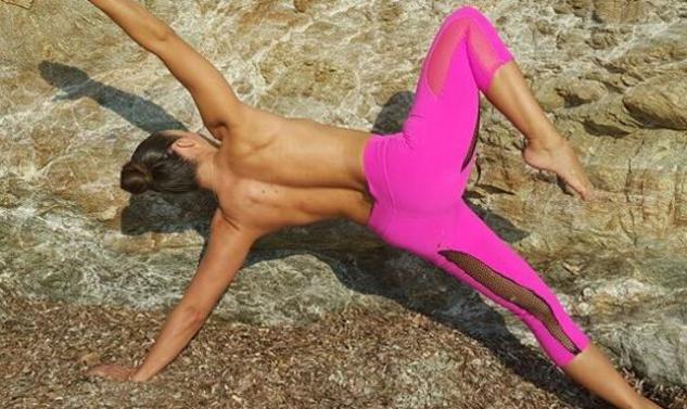 Ποια γυμνάστρια κάνει γυμναστική topless στη θάλασσα μήνα Νοέμβριο; (φωτο)