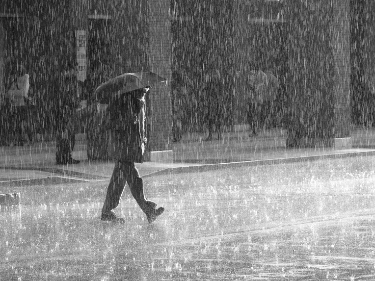 Ερχονται βροχές και καταιγίδες σήμερα: Πού θα είναι απαραίτητη η ομπρέλα