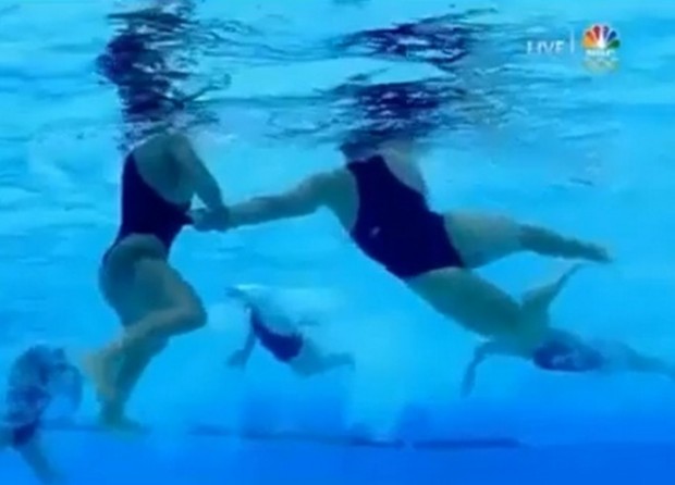 Εντυπωσιακό: Δείτε τι συμβαίνει κάτω από το νερό σε έναν αγώνα… γυναικείου πόλο (vid)