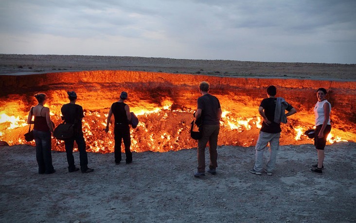 Εξερευνήστε στις «Πύλες της Κολάσεως» μέσα από τον γιγάντιο κρατήρα στο Τουρκμενιστάν (φωτό & βίντεο)