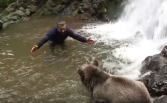Ο πιο γενναίος άνδρας – Εμφανίστηκε μπροστά του η αρκούδα και έτρεξε να την αγκαλιάσει! [βίντεο]