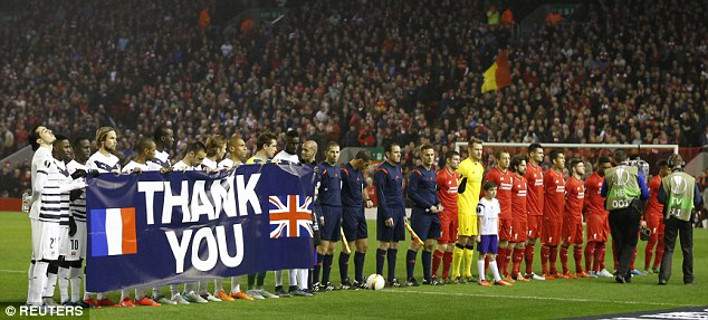 Γάλλοι ποδοσφαιριστές σήκωσαν πανό με “Ευχαριστώ” προς την Αγγλία