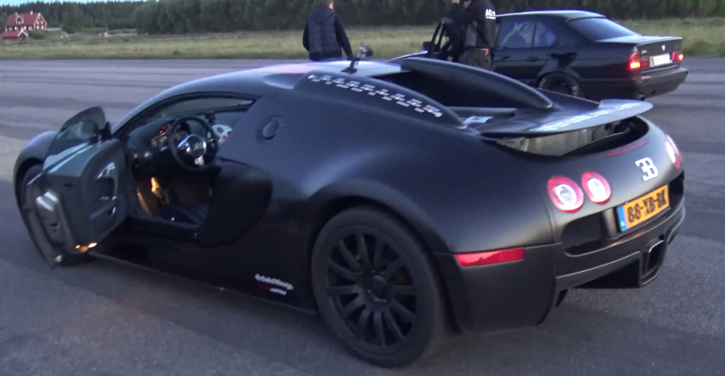 Bugatti Veyron εναντίον BMW M5 E34 με 900hp! [βίντεο]
