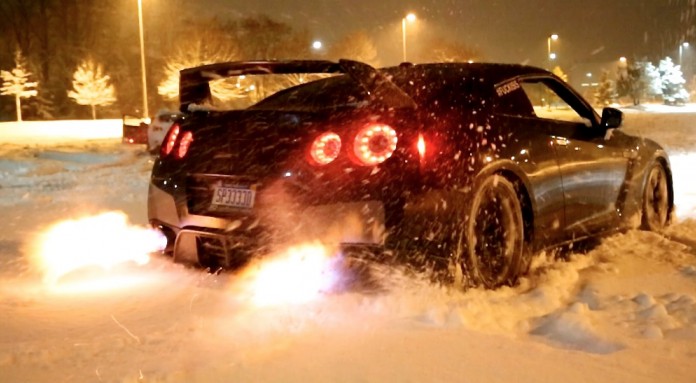 Στους κόφτες στο χιόνι με ένα Nissan GTR (video)