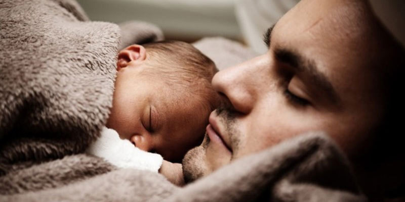 Το κόλπο ενός μπαμπά για να βάζει το μωρό του για ύπνο σε 1 λεπτό (βίντεο)