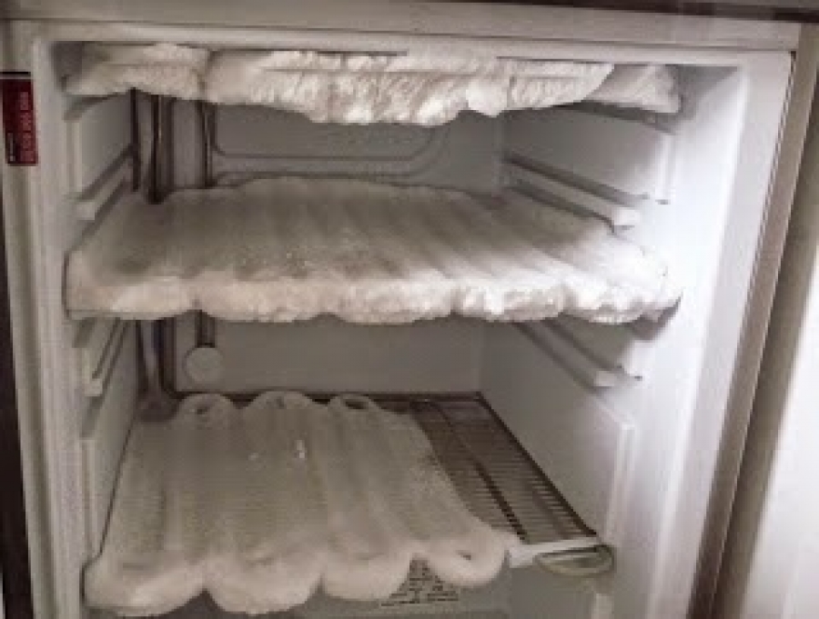 Πως θα καθαρίσετε τον πάγο από την κατάψυξη του ψυγείου σας σε χρόνο μηδέν!