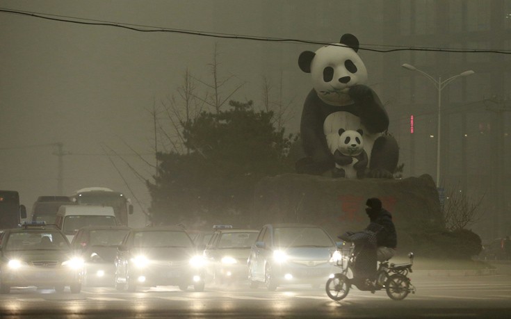 “Κόκκινος” συναγερμός στο Πεκίνο- Χάνεται μέσα στο νέφος! (φωτό)