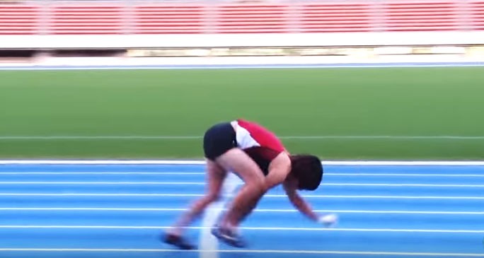 Δείτε τον πιο γρήγορο άνθρωπο στα… τέσσερα! (βίντεο)