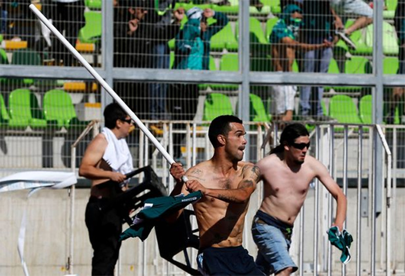 Πεδίο μάχης αγώνας ποδοσφαίρου στη Χιλή – “Μπήκαν” μέσα οι χούλιγκανς και τα έσπασαν [βίντεο]