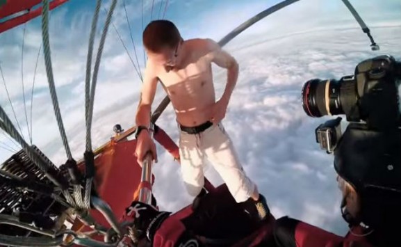 Κάνει skydiving… χωρίς αλεξίπτωτο (βίντεο)