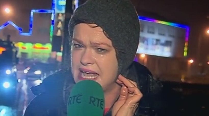 Ιρλανδή δημοσιογράφος κάνει ρεπορτάζ (κυριολεκτικά)… κόντρα στον άνεμο!