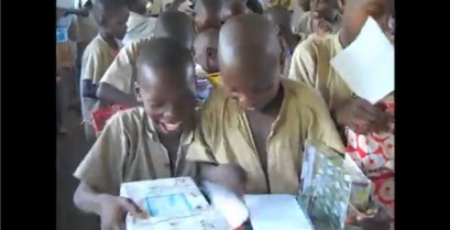 90 δευτερόλεπτα χαράς: Παιδιά στην Αφρική ανοίγουν κουτιά με παιχνίδια από δωρεές [βίντεο]