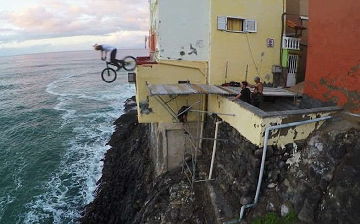 Ακροβατικά ποδηλάτη στις ταράτσες με κατάληξη τη θάλασσα! [βίντεο]