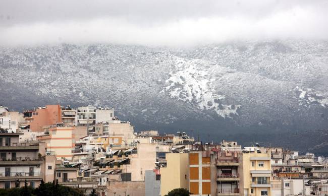 Καιρός: Έπεσαν τα πρώτα χιόνια στην Πάρνηθα – Σφοδρή κακοκαιρία αναμένεται να πλήξει τη χώρα τις επόμενες ώρες