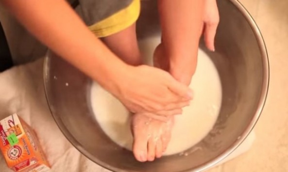 Βάζει τα πόδια της σε γάλα με μαγειρική σόδα – Δείτε τι πετυχαίνει! (vid)